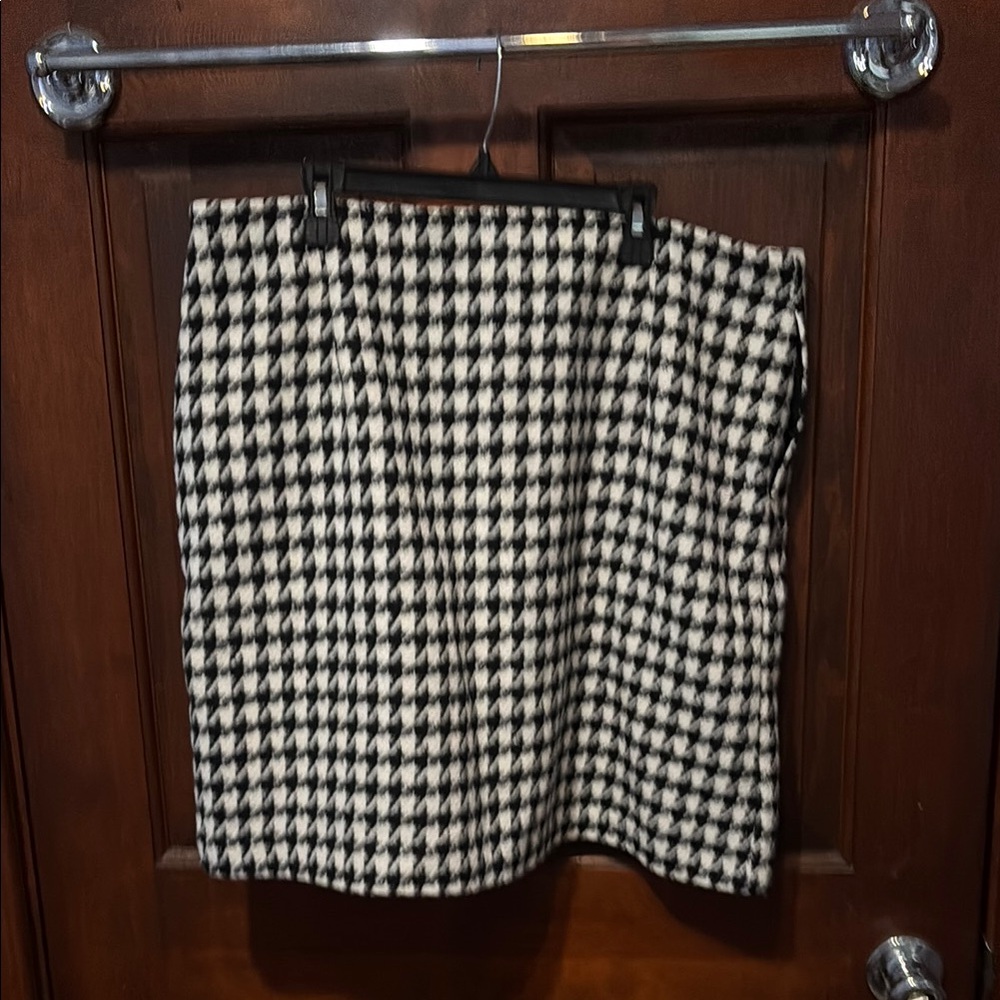 Classic Black and White Houndstooth Skirt